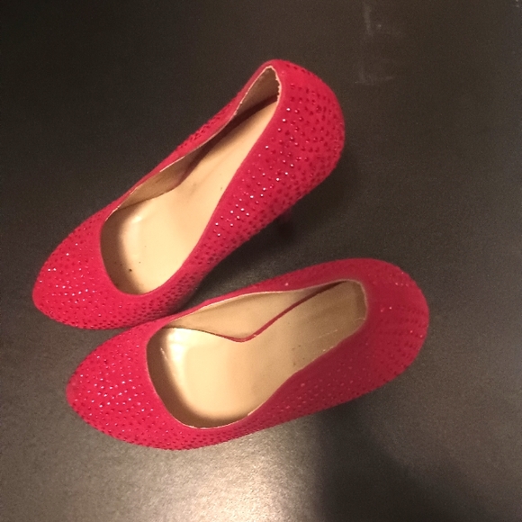 I don't think we're in Kansas anymore... Checkout these hot heels! - Picture 5 of 9